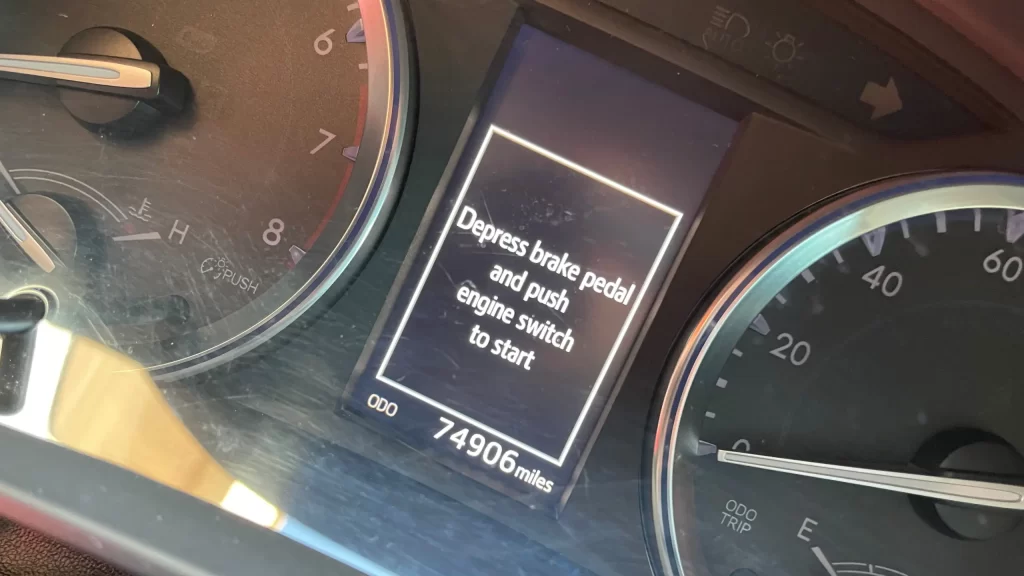 Pantalla del tablero del automóvil que muestra indicadores de advertencia y detalles del cuadro de instrumentos.
