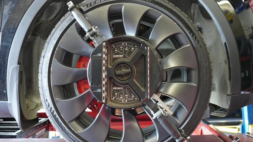 Hunter wheel alignment equipment measuring tire angles for optimal tire wear and fuel efficiencyVehicle suspension inspection during wheel alignment and maintenance service